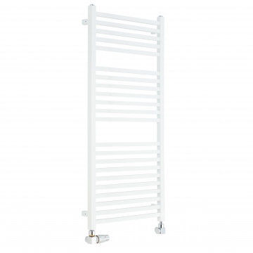 Płaski grzejnik łazienkowy Essence w kolorze białym o wymiarach 110x50cm z podłączeniem dolnym  o rozstawie 470mm wraz z chromowanym zestawem termostatycznym Quattro. Figura osiowo-lewa.