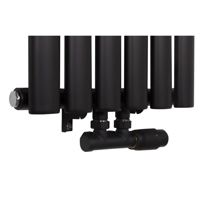 Zawór zespolony czarny Multiflow w figurze prawej zamontowany na grzejniku dekoracyjnym Ultimate 160x36cm czarnym