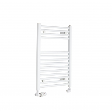 Grzejnik łazienkowy Constans w kolorze białym błyszczącym o wymiarach 70x50cm z podłączeniem dolnym o rozstawie 455mm. Zamontowany zestaw termostatyczny Vario Term Vision w kolorze białym w figurze osiowej lewej.