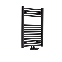 Grzejnik łazienkowy Constans w kolorze czarnym o wymiarach 70x50cm z podłączeniem dolnym środkowym o rozstawie 50mm. Zamontowany zawór zespolony czarny Multiflow w figurze kątowej prawej