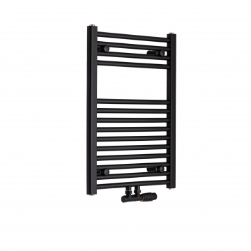 Grzejnik łazienkowy Constans w kolorze czarnym o wymiarach 70x50cm z podłączeniem dolnym środkowym o rozstawie 50mm. Zamontowany zawór zespolony czarny Multiflow w figurze kątowej prawej