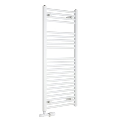 Grzejnik łazienkowy drabinkowy Constans 110x50cm w kolorze białym z podłączeniem dolnym o rozstawie 455mm. Z lewej strony zamontowane białe przyłącze jednootworowe Vario Term Unico, figura kątowa prawa, pozwalające na zmianę rozstawu podłączenia na 50mm