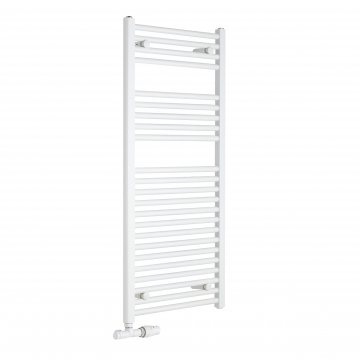 Grzejnik łazienkowy drabinkowy Constans 110x50cm w kolorze białym z podłączeniem dolnym o rozstawie 455mm. Z lewej strony zamontowane białe przyłącze jednootworowe Vario Term Unico, figura kątowa prawa, pozwalające na zmianę rozstawu podłączenia na 50mm
