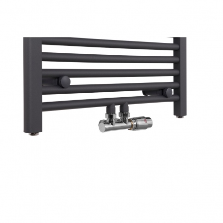 Grzejnik łazienkowy drabinkowy Constans o szerokości 60cm w kolorze antracytowym z podłączeniem dolnym środkowym wraz z zamontowanym zaworem zespolonym chromowanym Multiflow w figurze kątowej prawej Grzejnik łazienkowy drabinkowy Constans o szerokości 60cm w kolorze antracytowym z podłączeniem dolnym środkowym wraz z zamontowanym zaworem zespolonym chromowanym Multiflow w figurze kątowej prawej