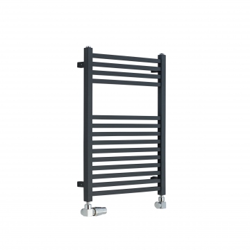 Dekoracyjny grzejnik łazienkowy Essence o wymiarach 70x50cm w kolorze antracytowym / grafit struktura z podłączeniem dolnym o rozstawie 470mm z chromowanym zestawem termostatycznym Vario Term Quattro w figurze osiowo-lewej.