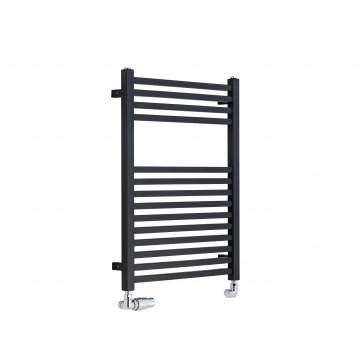 Nowoczesny grzejnik łazienkowy dekoracyjny Essence o wymiarach 70x50cm w kolorze czarnym matowym z podłączeniem dolnym o rozstawie 470mm oraz z zamontowanym zestawem termostatycznym Vario Term Vision w wersji chromowanej i w figurze osiowo-lewej.
