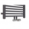 Nowoczesny grzejnik łazienkowy dekoracyjny Essence o szerokości 50cm w kolorze antracytowym / grafitowym z podłączeniem dolnym środkowym o rozstawie 50mm oraz z zamontowanym zaworem zespolonym Multiflow chrom, figura kątowa prawa. 