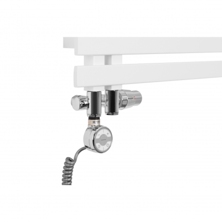 Zestaw zaworów Integra chrom w figurze kątowej lewej zamontowany na białym grzejniku Elche. Poprzez trójknik wkręcona grzałka Terma Moa chrom.